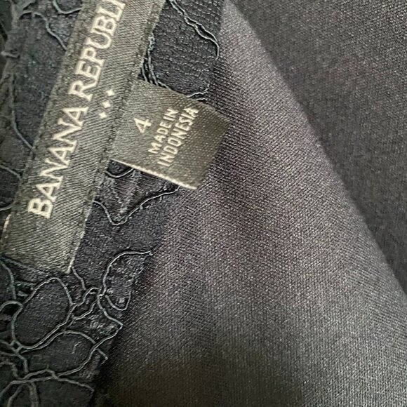 BANANA REPUBLIC BLACK LACE MINI PENCIL SKIRT WITH BACK ZIPPER AND SLIT - Picture 5 of 7